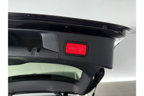 Mercedes-Benz C-Klasse AMG Camera Trekhaak LED Virtual Cruise Clima Navi PDC 18''LMV