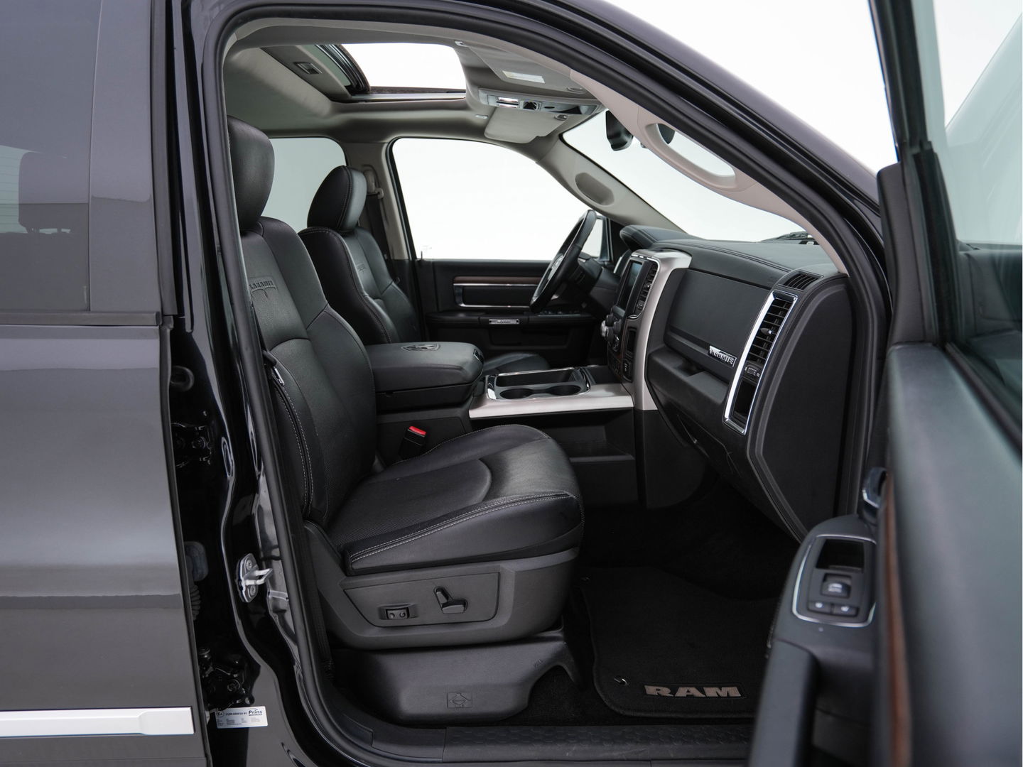 Dodge Ram 1500 5.7 V8 HEMI LARAMIE Quad-Cab 6'4 [ 5-Pers. ] Aut. *PANO | LUXURY-LEATHER | MEMORY-PACK | ALPINE-SOUNDSYSTEM | CAMERA | NAVI-FULLMAP | HEATED-COOLED-COMFORTSEATS| TOWBAR | 20''ALU*