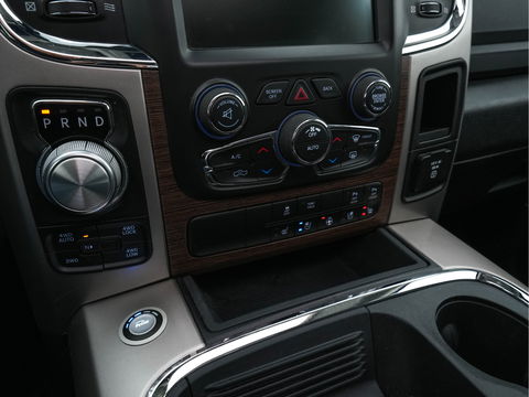 Dodge Ram 1500 5.7 V8 HEMI LARAMIE Quad-Cab 6'4 [ 5-Pers. ] Aut. *PANO | LUXURY-LEATHER | MEMORY-PACK | ALPINE-SOUNDSYSTEM | CAMERA | NAVI-FULLMAP | HEATED-COOLED-COMFORTSEATS| TOWBAR | 20''ALU*