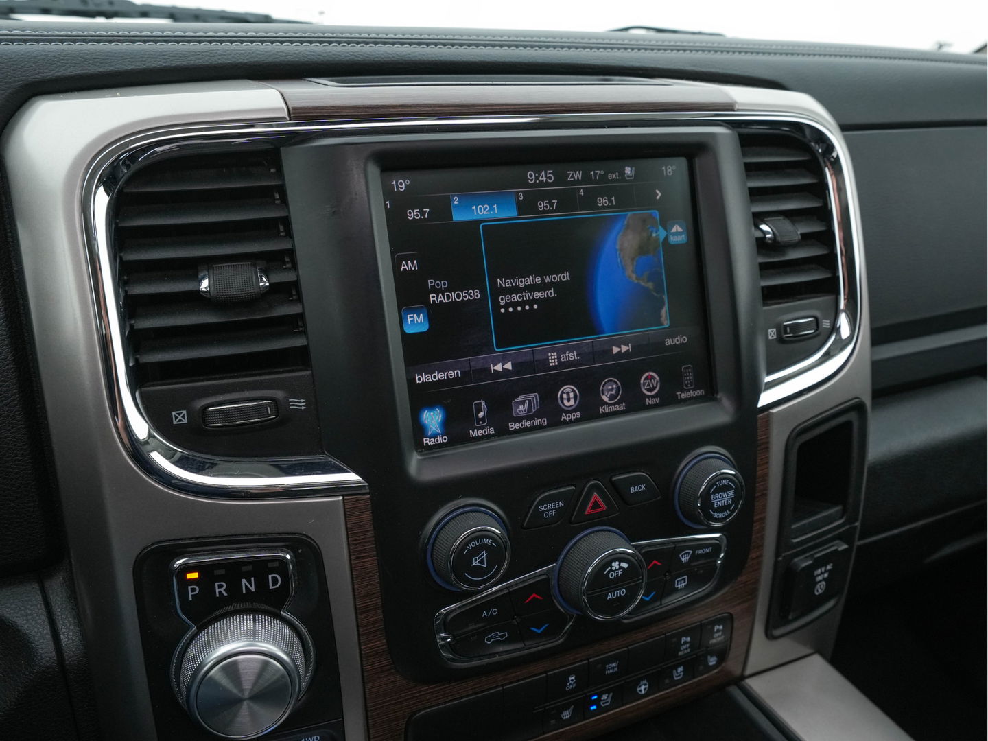 Dodge Ram 1500 5.7 V8 HEMI LARAMIE Quad-Cab 6'4 [ 5-Pers. ] Aut. *PANO | LUXURY-LEATHER | MEMORY-PACK | ALPINE-SOUNDSYSTEM | CAMERA | NAVI-FULLMAP | HEATED-COOLED-COMFORTSEATS| TOWBAR | 20''ALU*