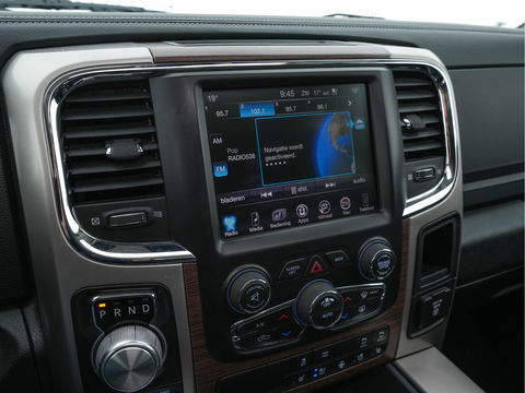 Dodge Ram 1500 5.7 V8 HEMI LARAMIE Quad-Cab 6'4 [ 5-Pers. ] Aut. *PANO | LUXURY-LEATHER | MEMORY-PACK | ALPINE-SOUNDSYSTEM | CAMERA | NAVI-FULLMAP | HEATED-COOLED-COMFORTSEATS| TOWBAR | 20''ALU*