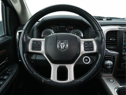 Dodge Ram 1500 5.7 V8 HEMI LARAMIE Quad-Cab 6'4 [ 5-Pers. ] Aut. *PANO | LUXURY-LEATHER | MEMORY-PACK | ALPINE-SOUNDSYSTEM | CAMERA | NAVI-FULLMAP | HEATED-COOLED-COMFORTSEATS| TOWBAR | 20''ALU*