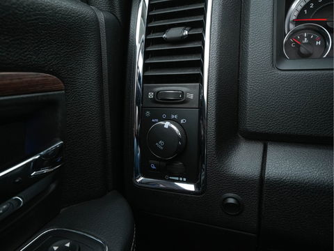 Dodge Ram 1500 5.7 V8 HEMI LARAMIE Quad-Cab 6'4 [ 5-Pers. ] Aut. *PANO | LUXURY-LEATHER | MEMORY-PACK | ALPINE-SOUNDSYSTEM | CAMERA | NAVI-FULLMAP | HEATED-COOLED-COMFORTSEATS| TOWBAR | 20''ALU*