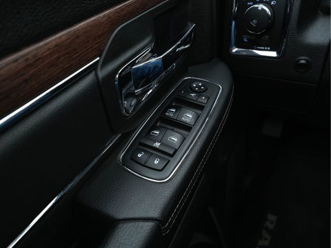 Dodge Ram 1500 5.7 V8 HEMI LARAMIE Quad-Cab 6'4 [ 5-Pers. ] Aut. *PANO | LUXURY-LEATHER | MEMORY-PACK | ALPINE-SOUNDSYSTEM | CAMERA | NAVI-FULLMAP | HEATED-COOLED-COMFORTSEATS| TOWBAR | 20''ALU*