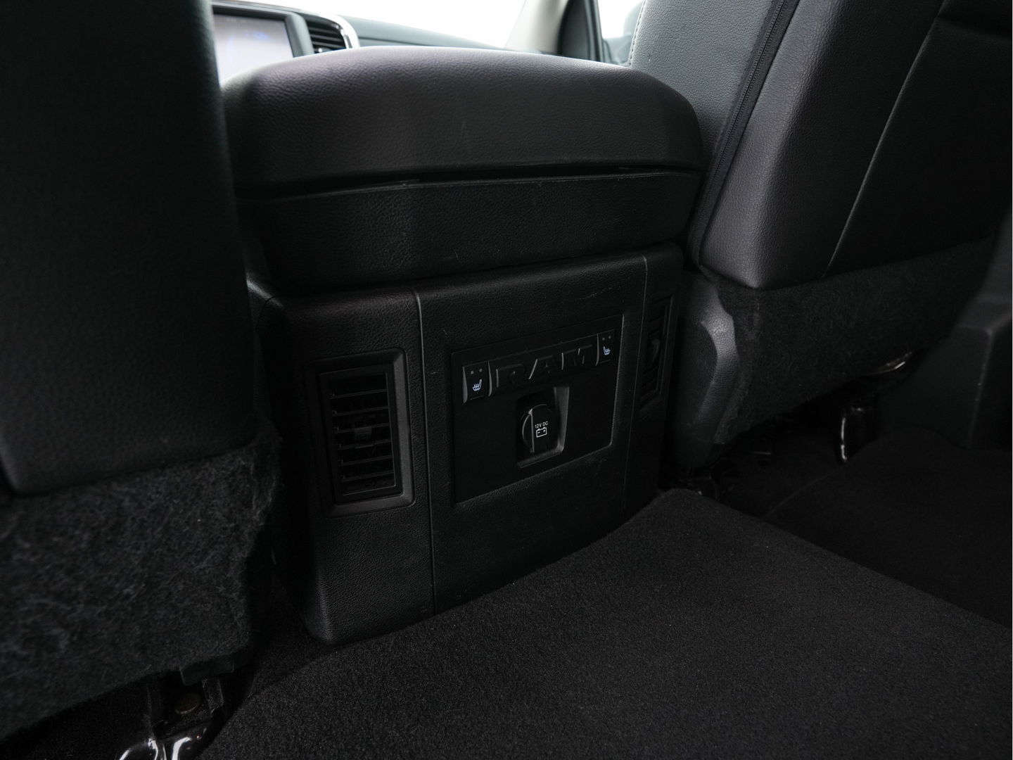 Dodge Ram 1500 5.7 V8 HEMI LARAMIE Quad-Cab 6'4 [ 5-Pers. ] Aut. *PANO | LUXURY-LEATHER | MEMORY-PACK | ALPINE-SOUNDSYSTEM | CAMERA | NAVI-FULLMAP | HEATED-COOLED-COMFORTSEATS| TOWBAR | 20''ALU*