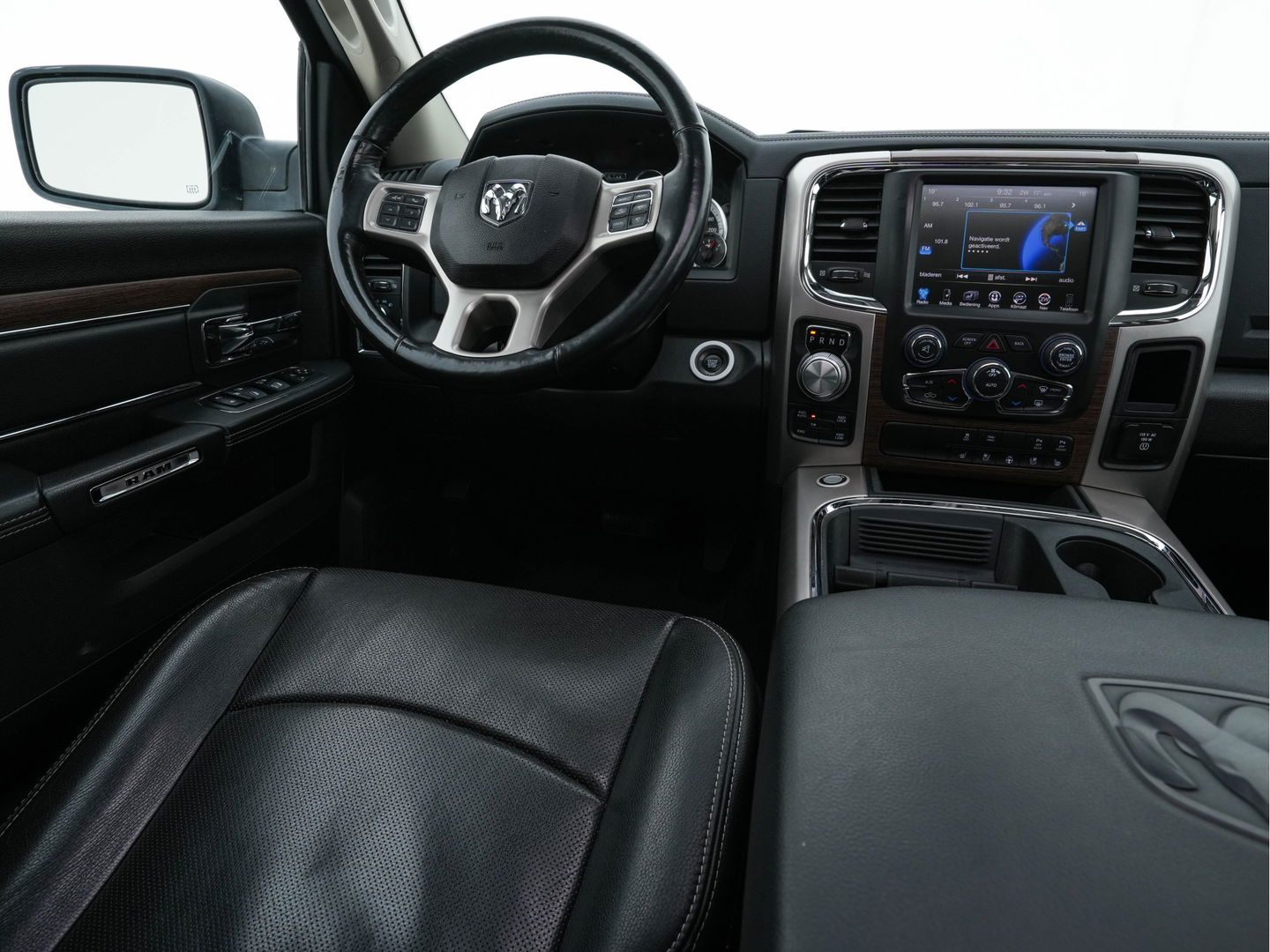 Dodge Ram 1500 5.7 V8 HEMI LARAMIE Quad-Cab 6'4 [ 5-Pers. ] Aut. *PANO | LUXURY-LEATHER | MEMORY-PACK | ALPINE-SOUNDSYSTEM | CAMERA | NAVI-FULLMAP | HEATED-COOLED-COMFORTSEATS| TOWBAR | 20''ALU*