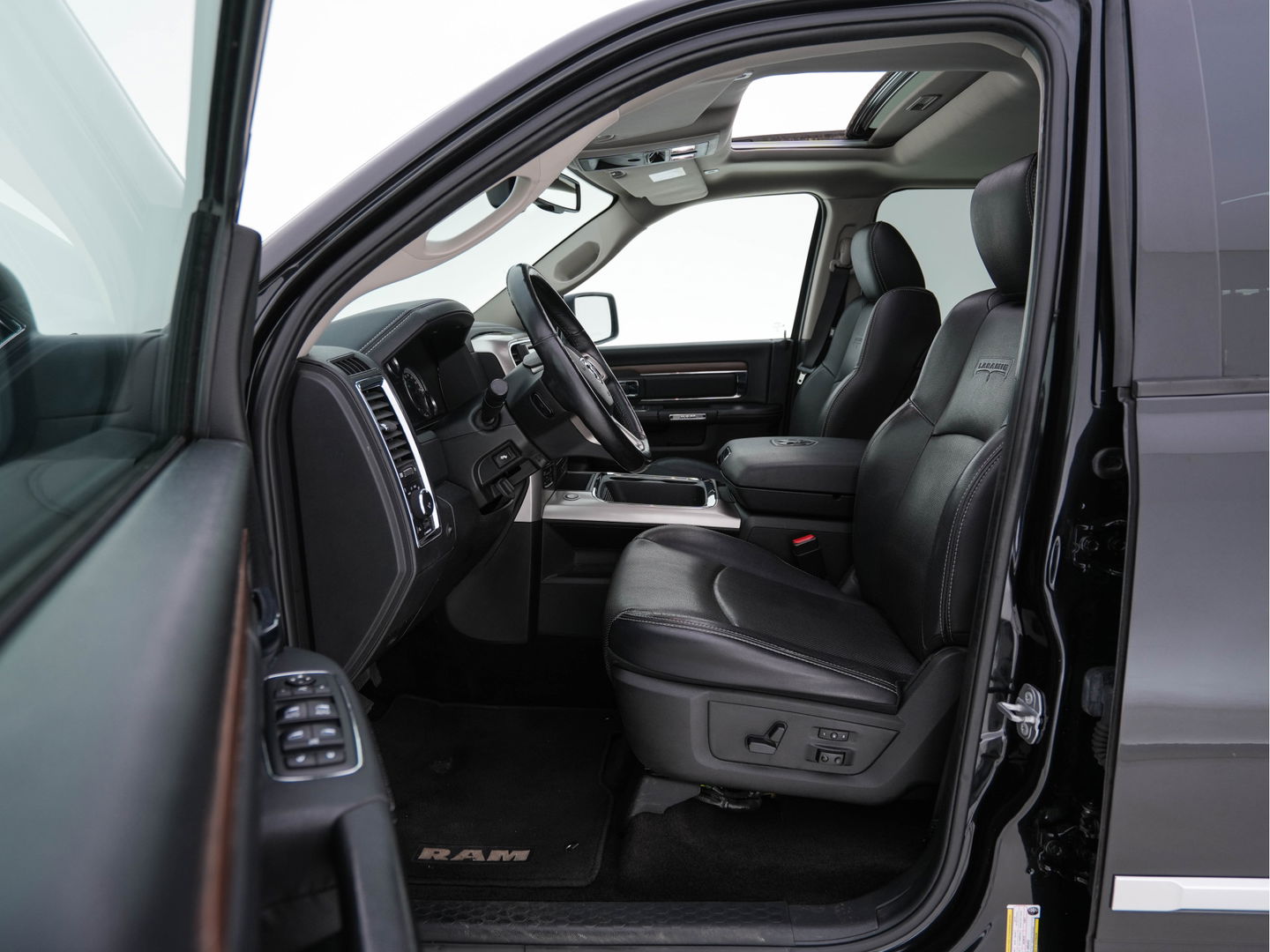 Dodge Ram 1500 5.7 V8 HEMI LARAMIE Quad-Cab 6'4 [ 5-Pers. ] Aut. *PANO | LUXURY-LEATHER | MEMORY-PACK | ALPINE-SOUNDSYSTEM | CAMERA | NAVI-FULLMAP | HEATED-COOLED-COMFORTSEATS| TOWBAR | 20''ALU*