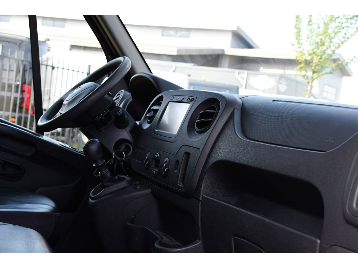Renault Master T35 2.3 dCi L2H2 Black Edition Cruise, NAVI, Sensoren, Multimedia, Clima, Trekhaak, Airco, 145PK, Uniek!