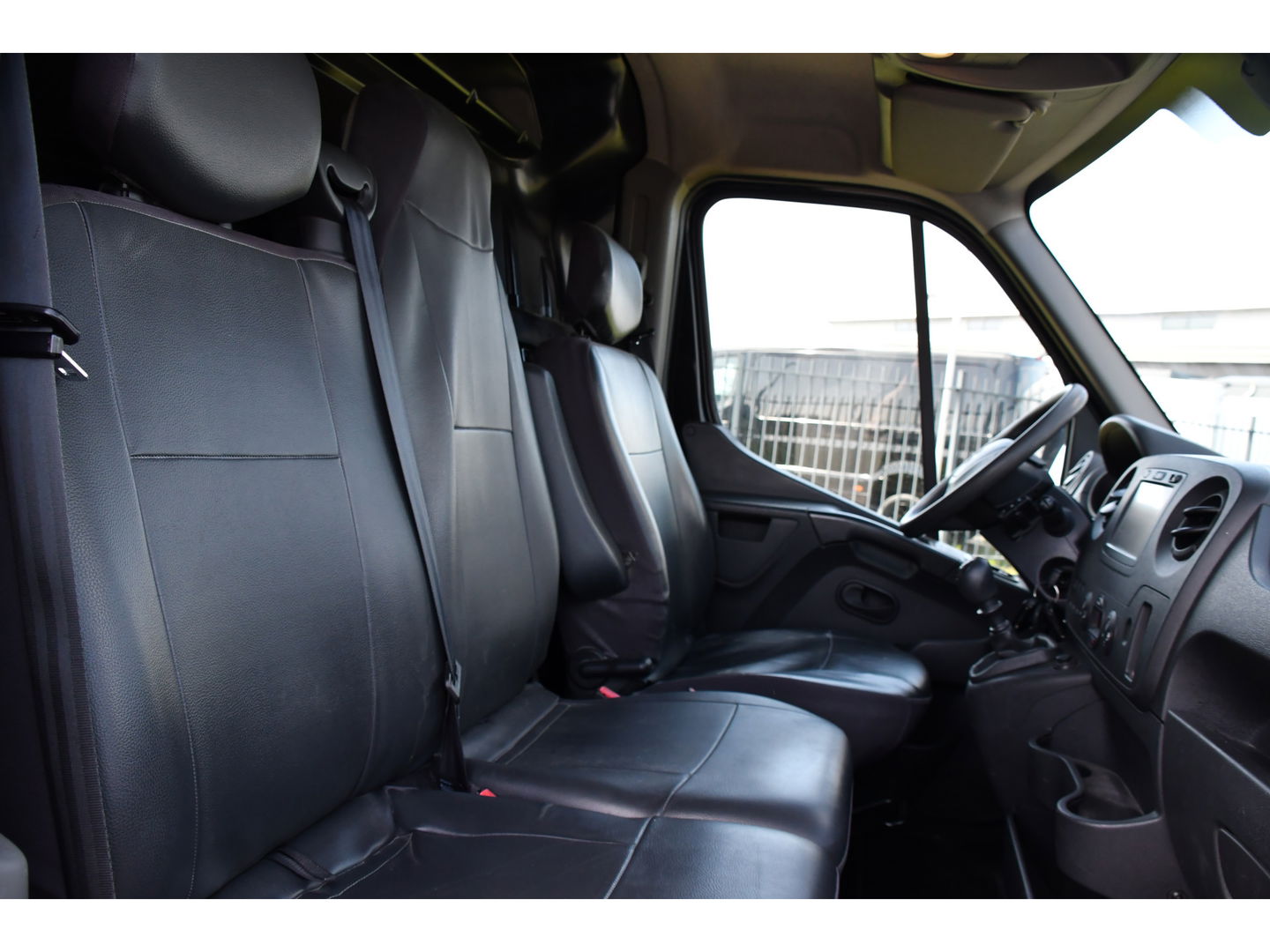 Renault Master T35 2.3 dCi L2H2 Black Edition Cruise, NAVI, Sensoren, Multimedia, Clima, Trekhaak, Airco, 145PK, Uniek!