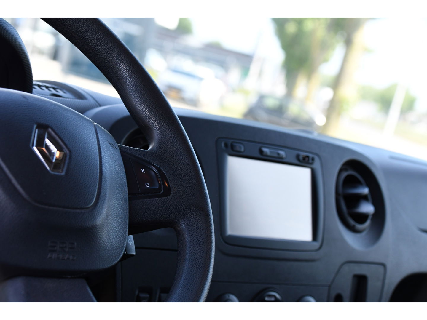 Renault Master T35 2.3 dCi L2H2 Black Edition Cruise, NAVI, Sensoren, Multimedia, Clima, Trekhaak, Airco, 145PK, Uniek!