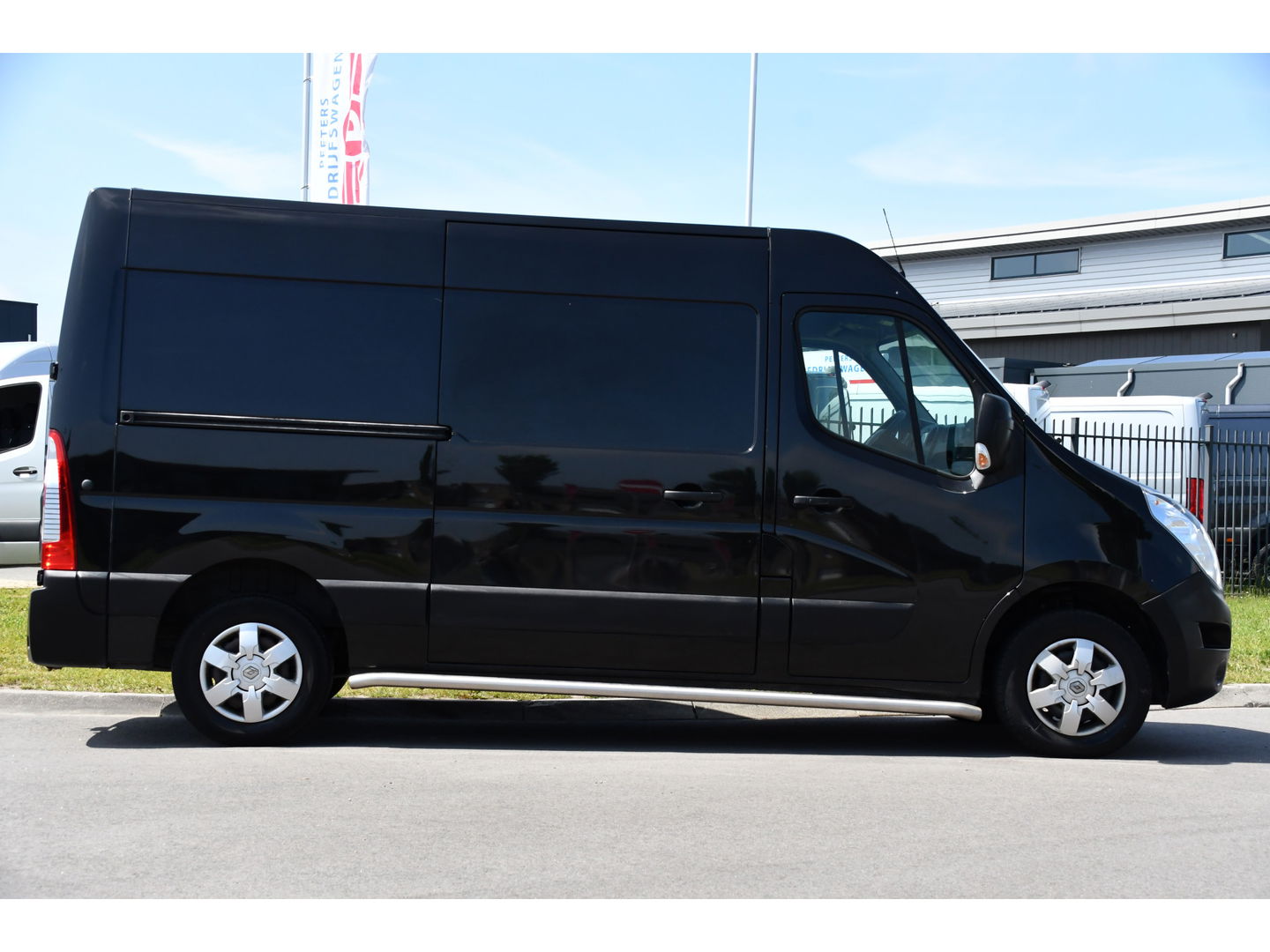Renault Master T35 2.3 dCi L2H2 Black Edition Cruise, NAVI, Sensoren, Multimedia, Clima, Trekhaak, Airco, 145PK, Uniek!