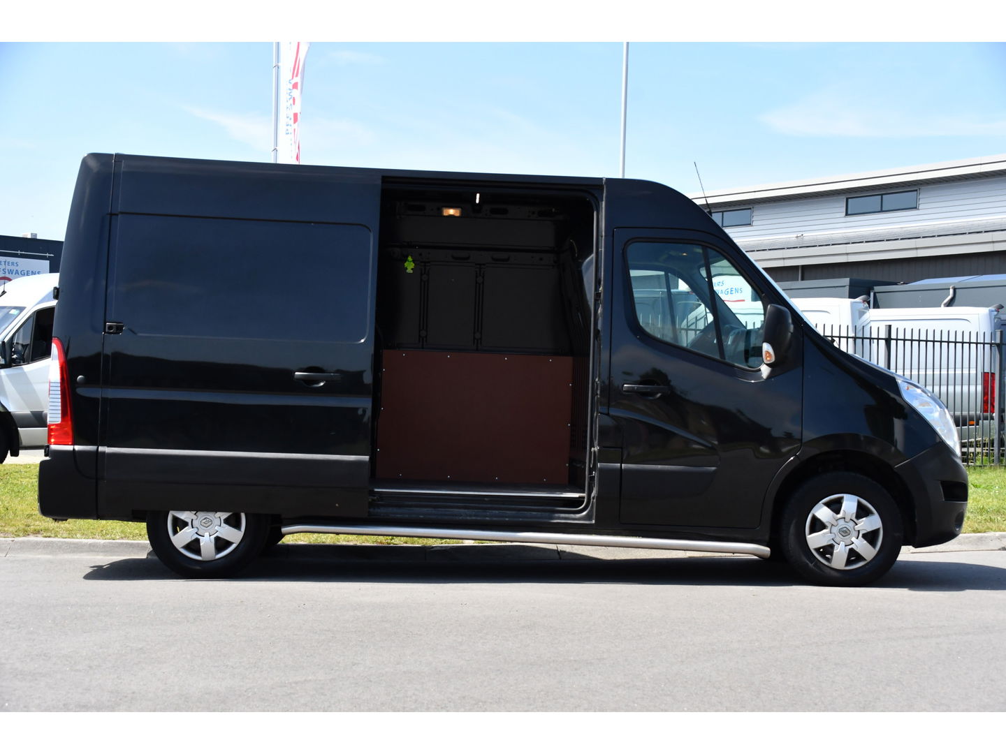 Renault Master T35 2.3 dCi L2H2 Black Edition Cruise, NAVI, Sensoren, Multimedia, Clima, Trekhaak, Airco, 145PK, Uniek!