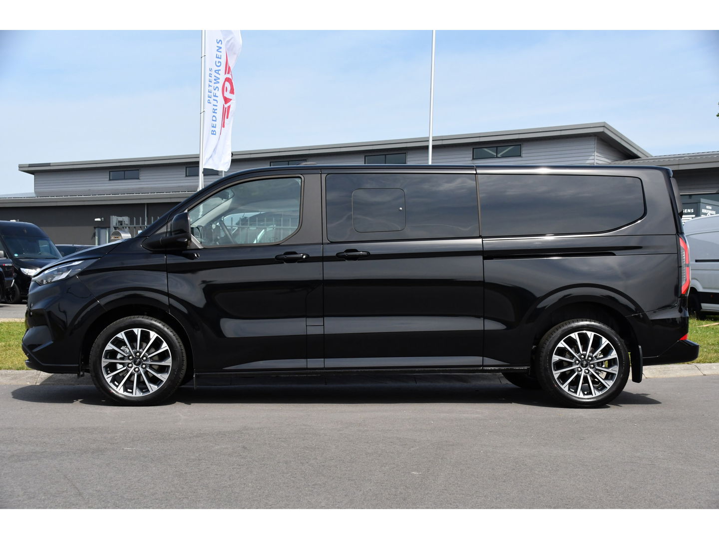 Ford Transit Custom 320 2.0 TDCI L2H1 Tourneo Black Edition Full Options, 360 Camera,  Adpatieve Cruise, Virtual, Carplay, 170PK, Stoel/Stuur Verwarming, Automaat, Uniek!