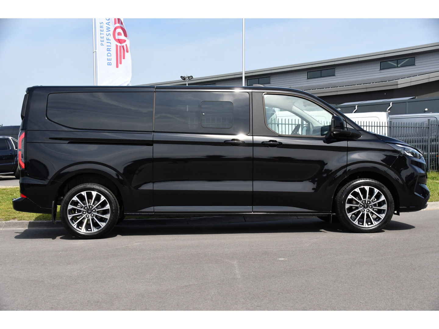 Ford Transit Custom 320 2.0 TDCI L2H1 Tourneo Black Edition Full Options, 360 Camera,  Adpatieve Cruise, Virtual, Carplay, 170PK, Stoel/Stuur Verwarming, Automaat, Uniek!