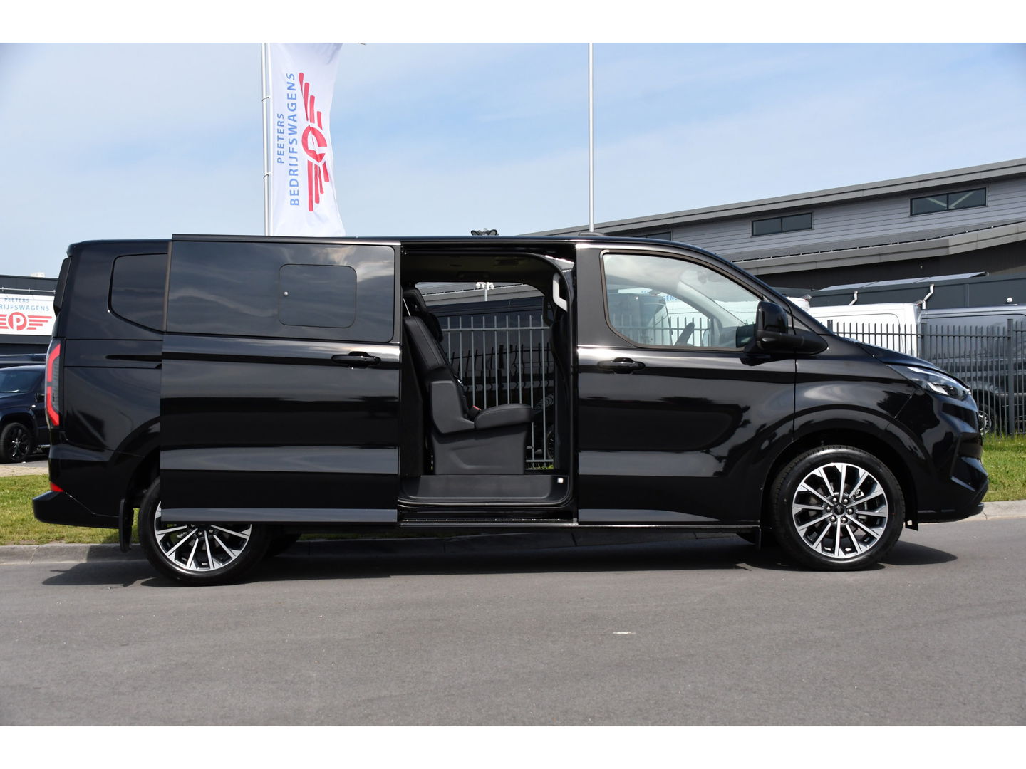 Ford Transit Custom 320 2.0 TDCI L2H1 Tourneo Black Edition Full Options, 360 Camera,  Adpatieve Cruise, Virtual, Carplay, 170PK, Stoel/Stuur Verwarming, Automaat, Uniek!