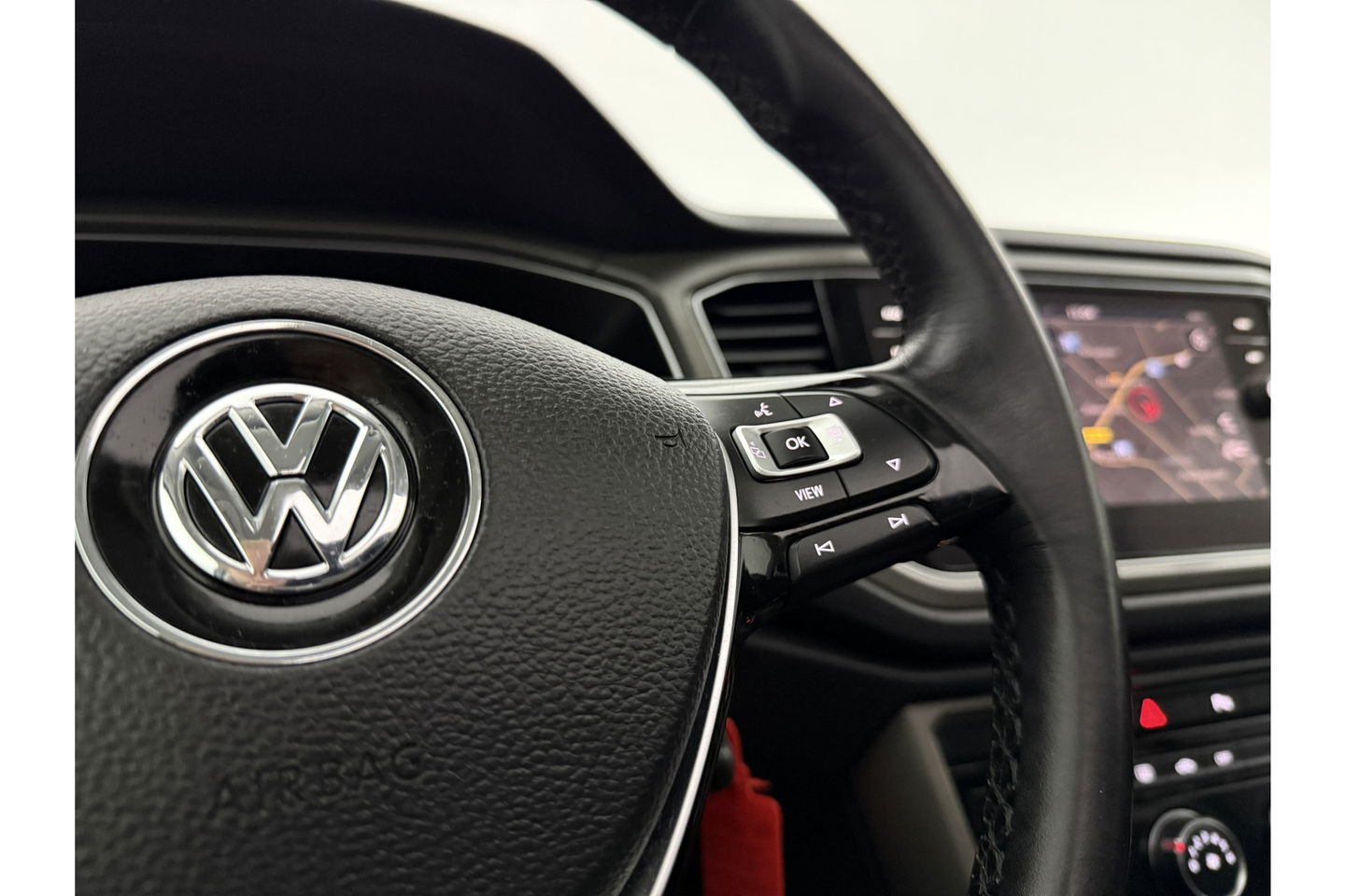 Volkswagen T-Roc 1.0 TSI Pano LED Camera Trekhaak Carplay Airco Adaptive Cruise Navi PDC 16''LMV