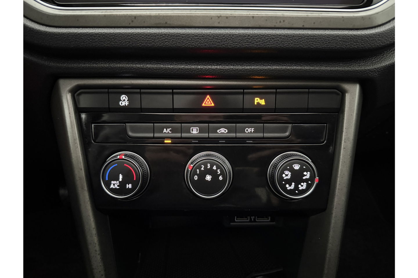 Volkswagen T-Roc 1.0 TSI Pano LED Camera Trekhaak Carplay Airco Adaptive Cruise Navi PDC 16''LMV