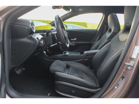 Mercedes-Benz A-Klasse A250e 218pk AMG Hybrid Panoramadak NP. €60k *BTW* Head-up Night pakket Multibeam led Memory 1e Eig. NLauto 19" LMV