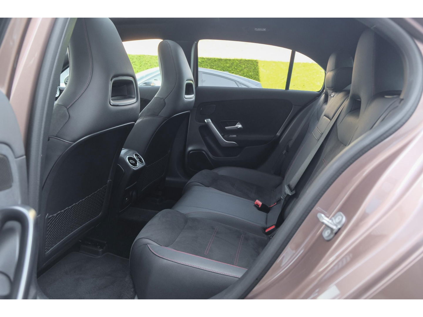 Mercedes-Benz A-Klasse A250e 218pk AMG Hybrid Panoramadak NP. €60k *BTW* Head-up Night pakket Multibeam led Memory 1e Eig. NLauto 19" LMV