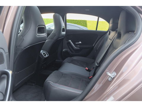Mercedes-Benz A-Klasse A250e 218pk AMG Hybrid Panoramadak NP. €60k *BTW* Head-up Night pakket Multibeam led Memory 1e Eig. NLauto 19" LMV