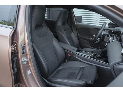 Mercedes-Benz A-Klasse A250e 218pk AMG Hybrid Panoramadak NP. €60k *BTW* Head-up Night pakket Multibeam led Memory 1e Eig. NLauto 19" LMV