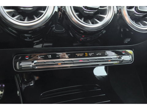 Mercedes-Benz A-Klasse A250e 218pk AMG Hybrid Panoramadak NP. €60k *BTW* Head-up Night pakket Multibeam led Memory 1e Eig. NLauto 19" LMV