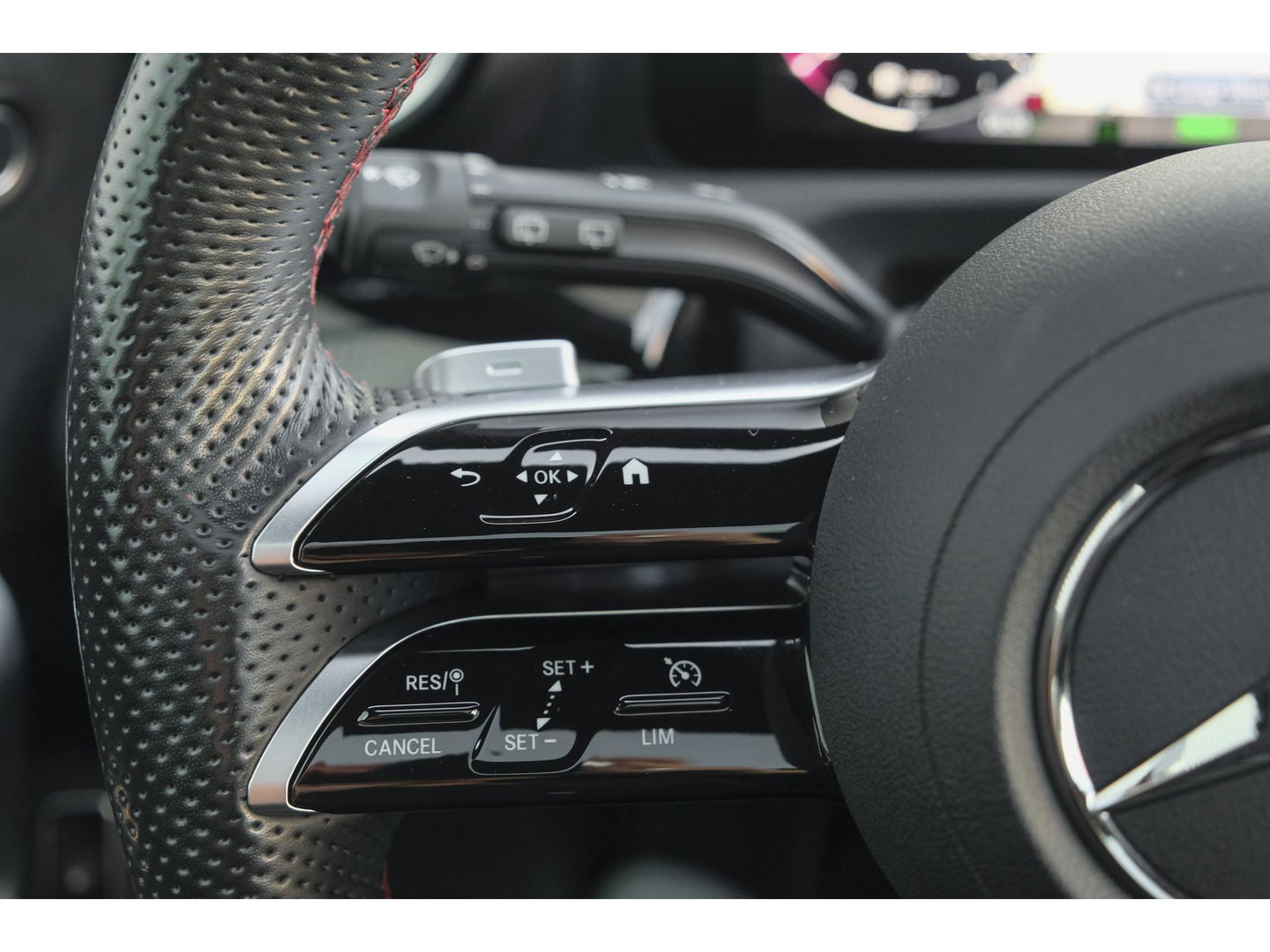 Mercedes-Benz A-Klasse A250e 218pk AMG Hybrid Panoramadak NP. €60k *BTW* Head-up Night pakket Multibeam led Memory 1e Eig. NLauto 19" LMV