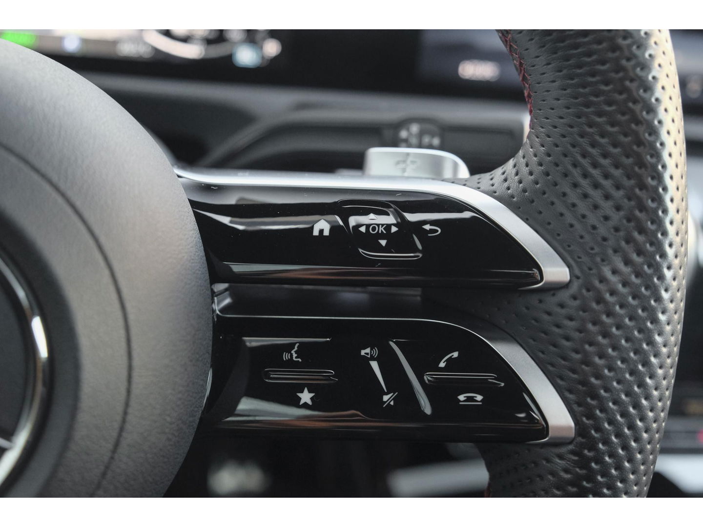 Mercedes-Benz A-Klasse A250e 218pk AMG Hybrid Panoramadak NP. €60k *BTW* Head-up Night pakket Multibeam led Memory 1e Eig. NLauto 19" LMV