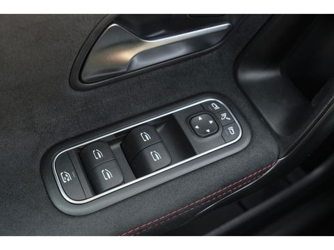 Mercedes-Benz A-Klasse A250e 218pk AMG Hybrid Panoramadak NP. €60k *BTW* Head-up Night pakket Multibeam led Memory 1e Eig. NLauto 19" LMV