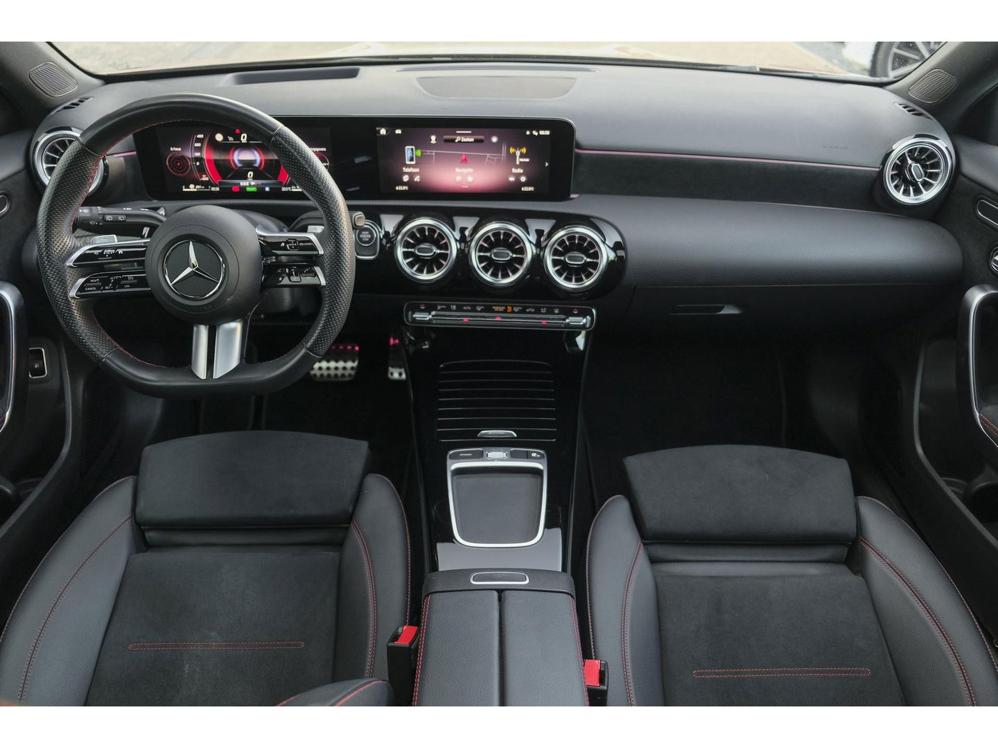 Mercedes-Benz A-Klasse A250e 218pk AMG Hybrid Panoramadak NP. €60k *BTW* Head-up Night pakket Multibeam led Memory 1e Eig. NLauto 19" LMV