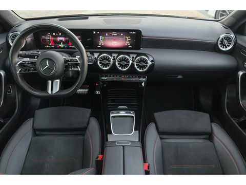 Mercedes-Benz A-Klasse A250e 218pk AMG Hybrid Panoramadak NP. €60k *BTW* Head-up Night pakket Multibeam led Memory 1e Eig. NLauto 19" LMV