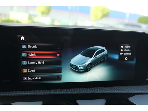 Mercedes-Benz A-Klasse A250e 218pk AMG Hybrid Panoramadak NP. €60k *BTW* Head-up Night pakket Multibeam led Memory 1e Eig. NLauto 19" LMV