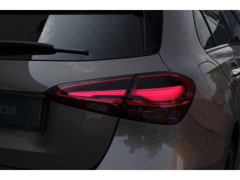 Mercedes-Benz A-Klasse A250e 218pk AMG Hybrid Panoramadak NP. €60k *BTW* Head-up Night pakket Multibeam led Memory 1e Eig. NLauto 19" LMV