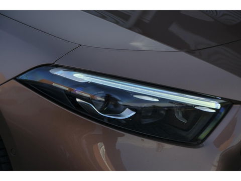 Mercedes-Benz A-Klasse A250e 218pk AMG Hybrid Panoramadak NP. €60k *BTW* Head-up Night pakket Multibeam led Memory 1e Eig. NLauto 19" LMV