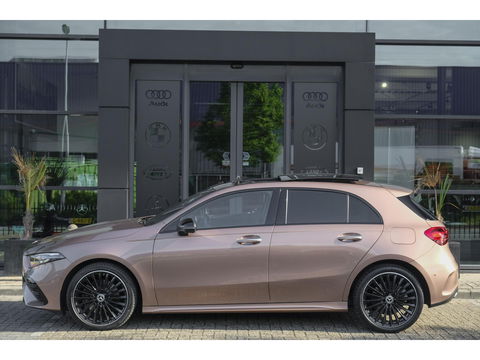Mercedes-Benz A-Klasse A250e 218pk AMG Hybrid Panoramadak NP. €60k *BTW* Head-up Night pakket Multibeam led Memory 1e Eig. NLauto 19" LMV
