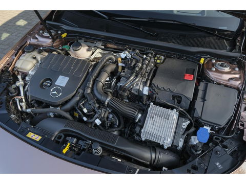 Mercedes-Benz A-Klasse A250e 218pk AMG Hybrid Panoramadak NP. €60k *BTW* Head-up Night pakket Multibeam led Memory 1e Eig. NLauto 19" LMV
