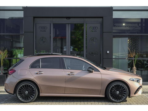 Mercedes-Benz A-Klasse A250e 218pk AMG Hybrid Panoramadak NP. €60k *BTW* Head-up Night pakket Multibeam led Memory 1e Eig. NLauto 19" LMV