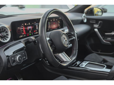 Mercedes-Benz A-Klasse A250e 218pk AMG Hybrid Panoramadak NP. €60k *BTW* Head-up Night pakket Multibeam led Memory 1e Eig. NLauto 19" LMV