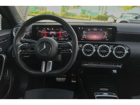 Mercedes-Benz A-Klasse A250e 218pk AMG Hybrid Panoramadak NP. €60k *BTW* Head-up Night pakket Multibeam led Memory 1e Eig. NLauto 19" LMV