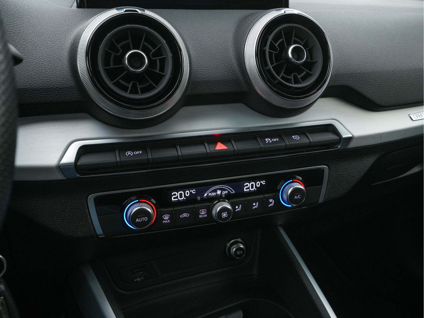 Audi Q2 30 TFSI S Edition S-Line-Sportpack *DIGI-COCKPIT | LEATHER-MICROFIBRE | MATRIX-LED | SPORT-SEATS | MMI-NAVI-TOUCH | DAB+ | ECC | CARPLAY | PDC | 17''ALU *