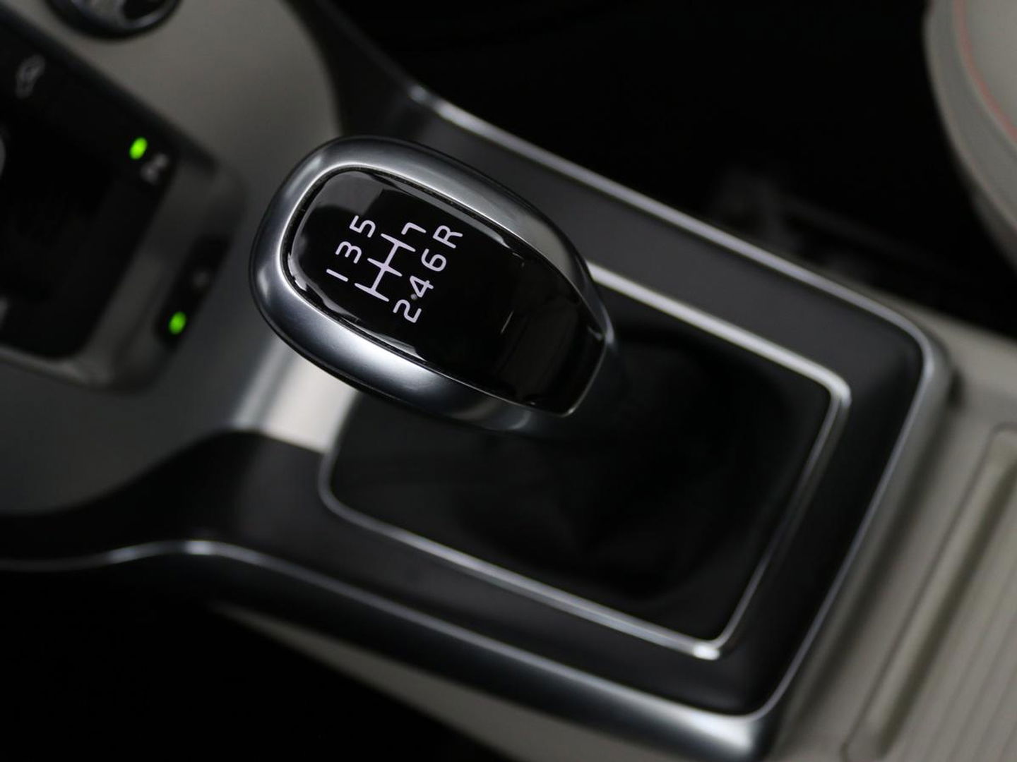 Volvo V40 Cross Country 2.0 D2 Ocean Race | Leder | Stoelverwarming | Trekhaak | Climate control | Bluetooth | Cruise control