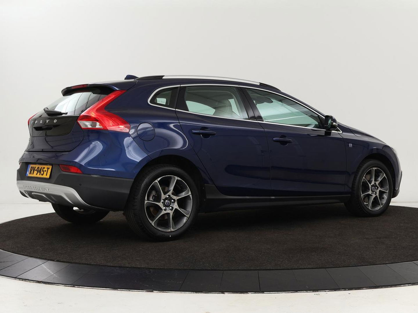 Volvo V40 Cross Country 2.0 D2 Ocean Race | Leder | Stoelverwarming | Trekhaak | Climate control | Bluetooth | Cruise control