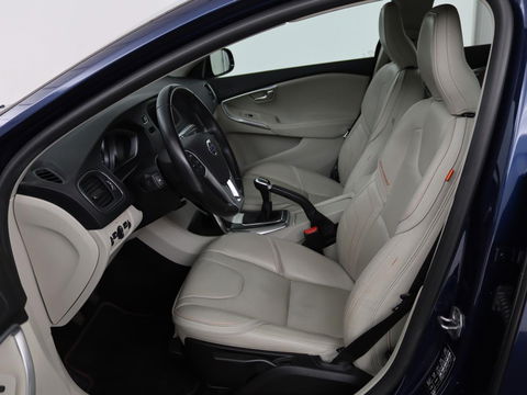 Volvo V40 Cross Country 2.0 D2 Ocean Race | Leder | Stoelverwarming | Trekhaak | Climate control | Bluetooth | Cruise control