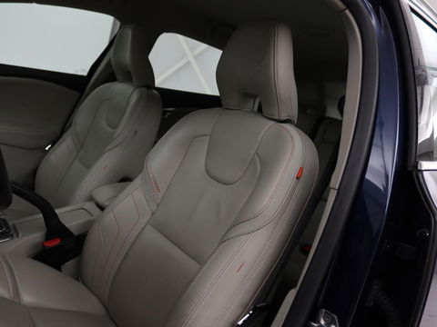 Volvo V40 Cross Country 2.0 D2 Ocean Race | Leder | Stoelverwarming | Trekhaak | Climate control | Bluetooth | Cruise control
