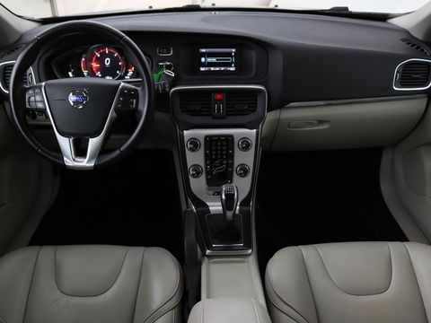 Volvo V40 Cross Country 2.0 D2 Ocean Race | Leder | Stoelverwarming | Trekhaak | Climate control | Bluetooth | Cruise control