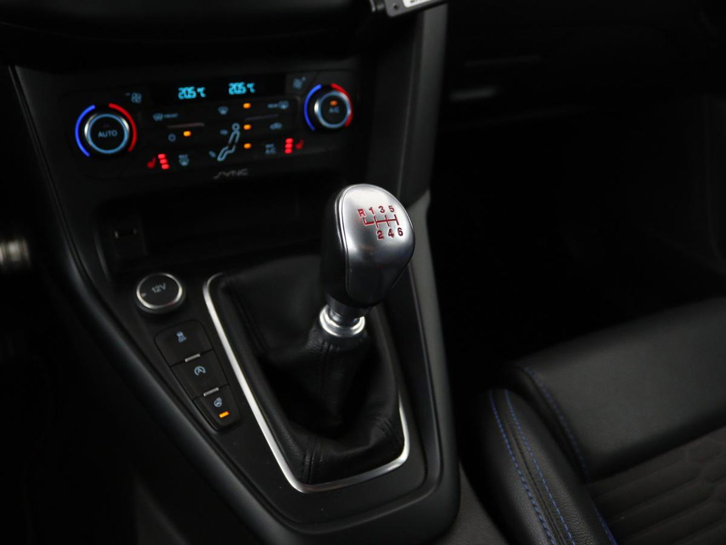Ford Focus 2.0 ST-3 | Stoel & stuurverwarming | Recaro sportstoelen | Xenon | Bluetooth | Climate control | Half leder | Cruise control