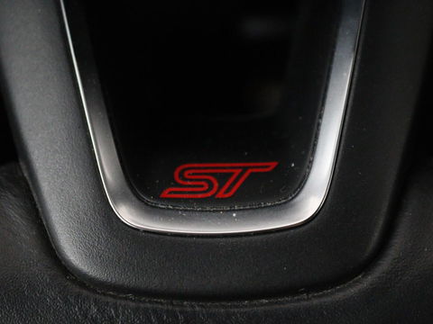 Ford Focus 2.0 ST-3 | Stoel & stuurverwarming | Recaro sportstoelen | Xenon | Bluetooth | Climate control | Half leder | Cruise control