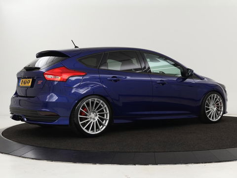 Ford Focus 2.0 ST-3 | Stoel & stuurverwarming | Recaro sportstoelen | Xenon | Bluetooth | Climate control | Half leder | Cruise control