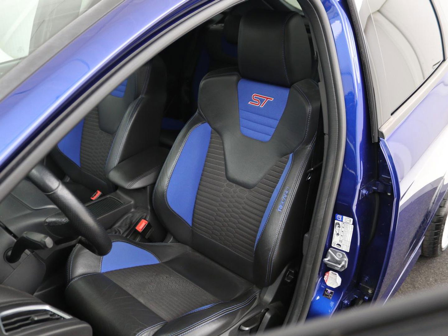 Ford Focus 2.0 ST-3 | Stoel & stuurverwarming | Recaro sportstoelen | Xenon | Bluetooth | Climate control | Half leder | Cruise control