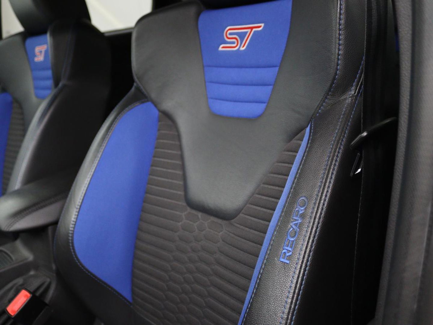 Ford Focus 2.0 ST-3 | Stoel & stuurverwarming | Recaro sportstoelen | Xenon | Bluetooth | Climate control | Half leder | Cruise control